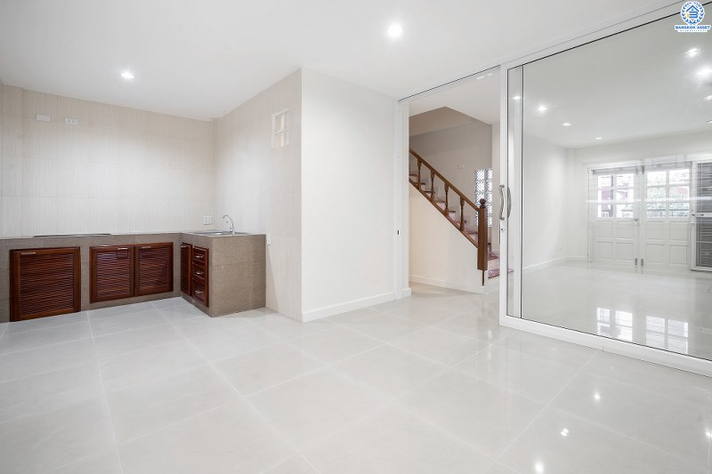 ทาวน์เฮ้าส์มือสองนนทบุรี ม.เจ้าพระยา ราชพฤกษ์-บางกรวยไทรน้อย (หน้ากว้าง 6 เมตร) คุ้ม ครบ จัดเต็มให้ที่สุด!! กับบ้านพร้อมอยู่ ดีไซน์ตอบโจทย์คนรุ่นใหม่ เนื้อที่ 21 ตร.ว. ฟังก์ชั่น 3ห้องนอน 2ห้องน้ำ บนทำเลโซนเมือง! เชื่อมต่อทุกความสะดวก หน้าโครงการติดตลาดเจ้าพระยา เพียง 10 นาทีถึงรถไฟฟ้าสถานี "บางพลู"