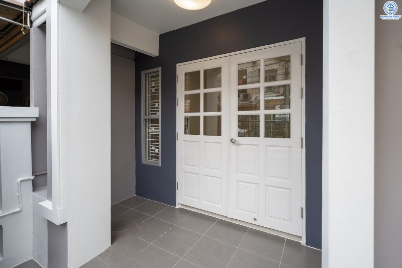 ทาวน์เฮ้าส์มือสองนนทบุรี ม.เจ้าพระยา ราชพฤกษ์-บางกรวยไทรน้อย (หน้ากว้าง 6 เมตร) คุ้ม ครบ จัดเต็มให้ที่สุด!! กับบ้านพร้อมอยู่ ดีไซน์ตอบโจทย์คนรุ่นใหม่ เนื้อที่ 21 ตร.ว. ฟังก์ชั่น 3ห้องนอน 2ห้องน้ำ บนทำเลโซนเมือง! เชื่อมต่อทุกความสะดวก หน้าโครงการติดตลาดเจ้าพระยา เพียง 10 นาทีถึงรถไฟฟ้าสถานี "บางพลู"