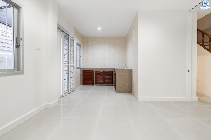 ทาวน์เฮ้าส์มือสองนนทบุรี ม.เจ้าพระยา ราชพฤกษ์-บางกรวยไทรน้อย (หน้ากว้าง 6 เมตร) คุ้ม ครบ จัดเต็มให้ที่สุด!! กับบ้านพร้อมอยู่ ดีไซน์ตอบโจทย์คนรุ่นใหม่ เนื้อที่ 21 ตร.ว. ฟังก์ชั่น 3ห้องนอน 2ห้องน้ำ บนทำเลโซนเมือง! เชื่อมต่อทุกความสะดวก หน้าโครงการติดตลาดเจ้าพระยา เพียง 10 นาทีถึงรถไฟฟ้าสถานี "บางพลู"