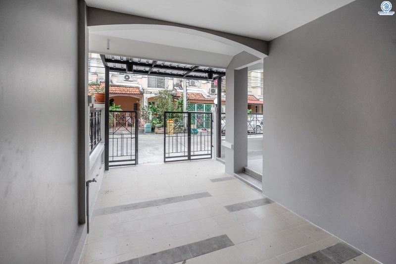 ทาวน์เฮ้าส์มือสองนนทบุรี ม.เจ้าพระยา ราชพฤกษ์-บางกรวยไทรน้อย (หน้ากว้าง 6 เมตร) คุ้ม ครบ จัดเต็มให้ที่สุด!! กับบ้านพร้อมอยู่ ดีไซน์ตอบโจทย์คนรุ่นใหม่ เนื้อที่ 21 ตร.ว. ฟังก์ชั่น 3ห้องนอน 2ห้องน้ำ บนทำเลโซนเมือง! เชื่อมต่อทุกความสะดวก หน้าโครงการติดตลาดเจ้าพระยา เพียง 10 นาทีถึงรถไฟฟ้าสถานี "บางพลู"