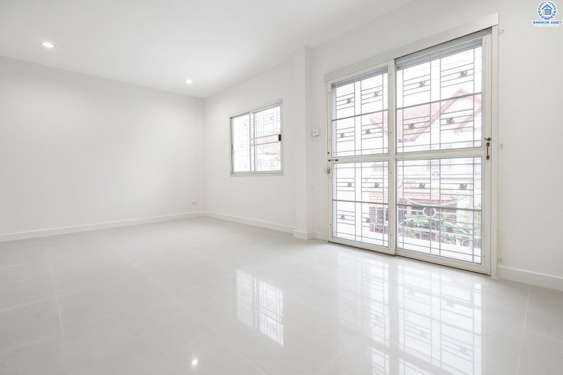 ทาวน์เฮ้าส์มือสองนนทบุรี ม.เจ้าพระยา ราชพฤกษ์-บางกรวยไทรน้อย (หน้ากว้าง 6 เมตร) คุ้ม ครบ จัดเต็มให้ที่สุด!! กับบ้านพร้อมอยู่ ดีไซน์ตอบโจทย์คนรุ่นใหม่ เนื้อที่ 21 ตร.ว. ฟังก์ชั่น 3ห้องนอน 2ห้องน้ำ บนทำเลโซนเมือง! เชื่อมต่อทุกความสะดวก หน้าโครงการติดตลาดเจ้าพระยา เพียง 10 นาทีถึงรถไฟฟ้าสถานี "บางพลู"