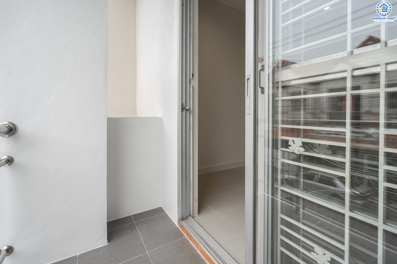 ทาวน์เฮ้าส์มือสองนนทบุรี ม.เจ้าพระยา ราชพฤกษ์-บางกรวยไทรน้อย (หน้ากว้าง 6 เมตร) คุ้ม ครบ จัดเต็มให้ที่สุด!! กับบ้านพร้อมอยู่ ดีไซน์ตอบโจทย์คนรุ่นใหม่ เนื้อที่ 21 ตร.ว. ฟังก์ชั่น 3ห้องนอน 2ห้องน้ำ บนทำเลโซนเมือง! เชื่อมต่อทุกความสะดวก หน้าโครงการติดตลาดเจ้าพระยา เพียง 10 นาทีถึงรถไฟฟ้าสถานี "บางพลู"