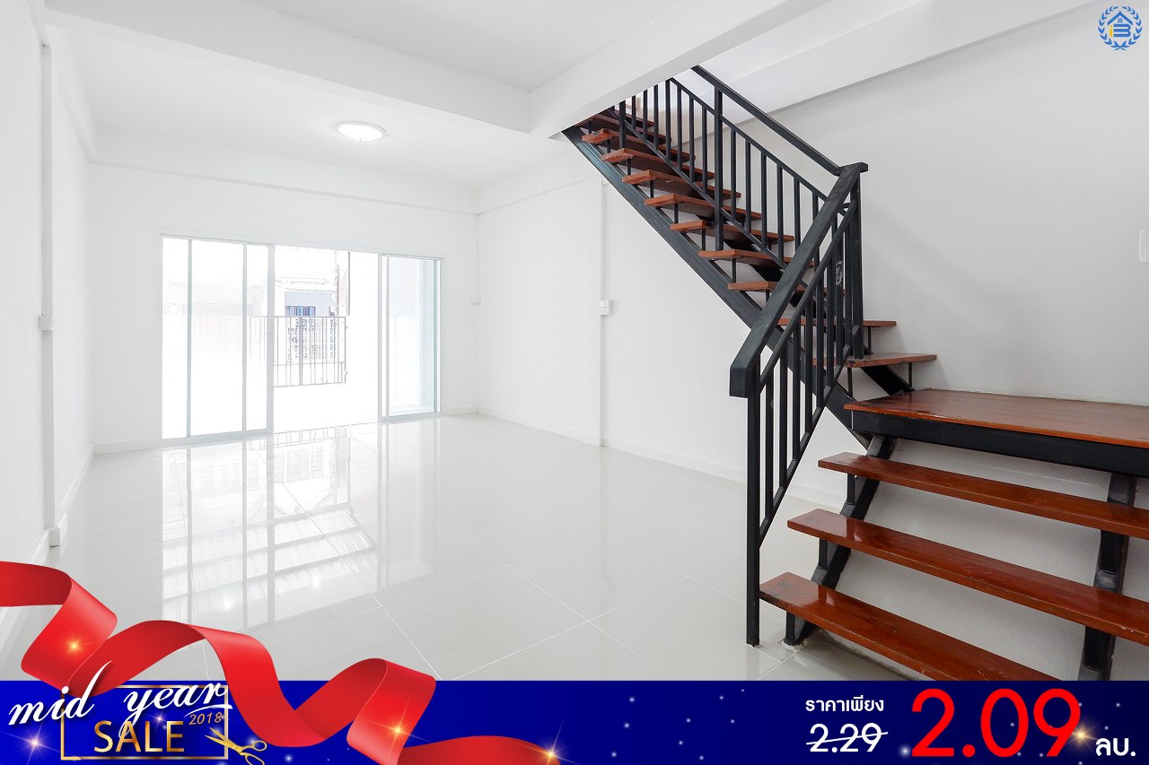 ทาวน์เฮ้าส์มือสองตกแต่งใหม่ ม.เพชรเกษม2 บางแค-พุทธมณฑลสาย2 บ้านตกแต่งพร้อมอยู่ ดีไซน์โมเดิร์น ฟังก์ชั่นจัดเต็ม! บนสุดยอดทำเล สามารถเข้า-ออกได้ 2 เส้นทาง หน้าโครงการติดถนนใหญ่ ใกล้เดอะมอลล์บางแค และรถไฟฟ้าสถานี "หลักสอง" เพียง 5 นาที* เปิดจองแล้ววันนี้!