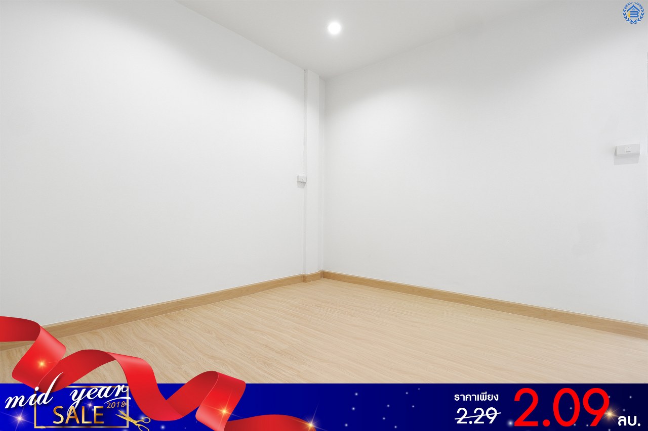 ทาวน์เฮ้าส์มือสองตกแต่งใหม่ ม.เพชรเกษม2 บางแค-พุทธมณฑลสาย2 บ้านตกแต่งพร้อมอยู่ ดีไซน์โมเดิร์น ฟังก์ชั่นจัดเต็ม! บนสุดยอดทำเล สามารถเข้า-ออกได้ 2 เส้นทาง หน้าโครงการติดถนนใหญ่ ใกล้เดอะมอลล์บางแค และรถไฟฟ้าสถานี "หลักสอง" เพียง 5 นาที* เปิดจองแล้ววันนี้!