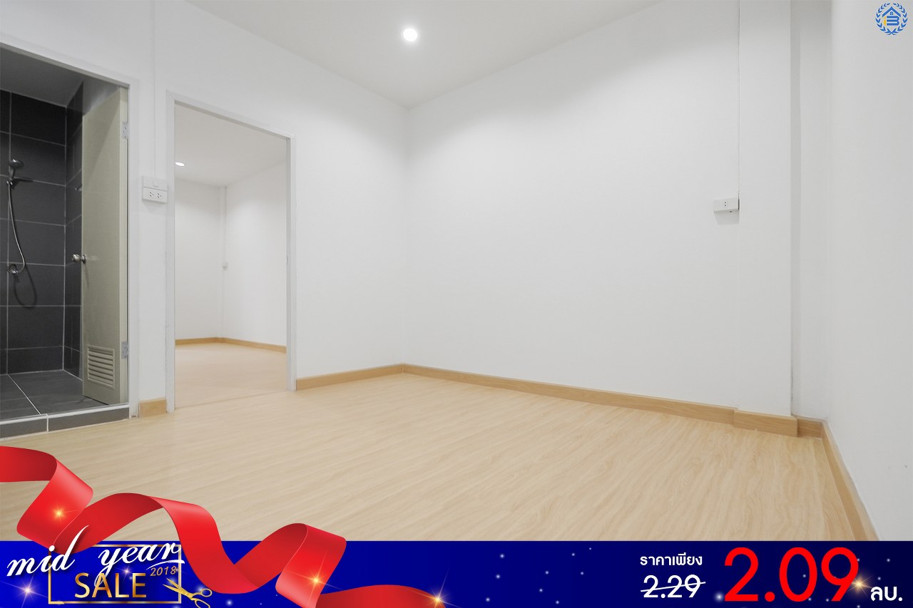 ทาวน์เฮ้าส์มือสองตกแต่งใหม่ ม.เพชรเกษม2 บางแค-พุทธมณฑลสาย2 บ้านตกแต่งพร้อมอยู่ ดีไซน์โมเดิร์น ฟังก์ชั่นจัดเต็ม! บนสุดยอดทำเล สามารถเข้า-ออกได้ 2 เส้นทาง หน้าโครงการติดถนนใหญ่ ใกล้เดอะมอลล์บางแค และรถไฟฟ้าสถานี "หลักสอง" เพียง 5 นาที* เปิดจองแล้ววันนี้!