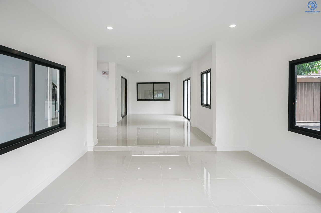 บ้านมือสอง  ตกแต่งใหม่ ห้องมุม! ถนนเมน ม.ลภาวัน 9 ชัยพฤกษ์-ปากเกร็ด พบความสุขที่กว้างขึ้น บนเนื้อที่ 80.7 ตร.ว. ฟังก์ชั่น 3 ห้องนอน 2 ห้องน้ำ  กว้างกว่า ใหญ่กว่า มีพื้นที่เหลือ! บนทำเลศักยภาพ เข้า-ออกได้ 2 เส้นทาง เพียง 500 ม. ถึงถนนชัยพฤกษ์  เพียง 10 นาทีถึงเซ็นทรัลแจ้งวัฒนะ