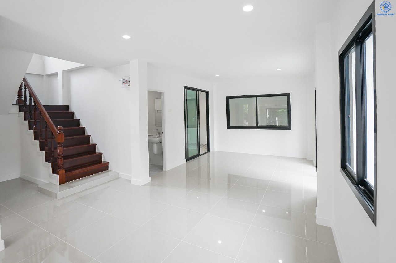 บ้านมือสอง  ตกแต่งใหม่ ห้องมุม! ถนนเมน ม.ลภาวัน 9 ชัยพฤกษ์-ปากเกร็ด พบความสุขที่กว้างขึ้น บนเนื้อที่ 80.7 ตร.ว. ฟังก์ชั่น 3 ห้องนอน 2 ห้องน้ำ  กว้างกว่า ใหญ่กว่า มีพื้นที่เหลือ! บนทำเลศักยภาพ เข้า-ออกได้ 2 เส้นทาง เพียง 500 ม. ถึงถนนชัยพฤกษ์  เพียง 10 นาทีถึงเซ็นทรัลแจ้งวัฒนะ