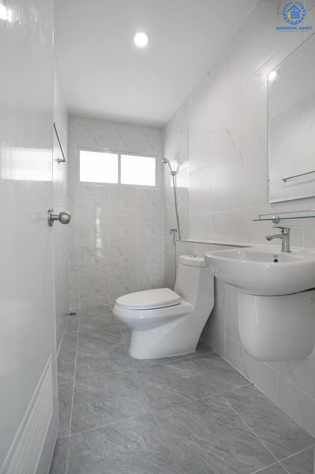 บ้านมือสอง  ตกแต่งใหม่ ห้องมุม! ถนนเมน ม.ลภาวัน 9 ชัยพฤกษ์-ปากเกร็ด พบความสุขที่กว้างขึ้น บนเนื้อที่ 80.7 ตร.ว. ฟังก์ชั่น 3 ห้องนอน 2 ห้องน้ำ  กว้างกว่า ใหญ่กว่า มีพื้นที่เหลือ! บนทำเลศักยภาพ เข้า-ออกได้ 2 เส้นทาง เพียง 500 ม. ถึงถนนชัยพฤกษ์  เพียง 10 นาทีถึงเซ็นทรัลแจ้งวัฒนะ