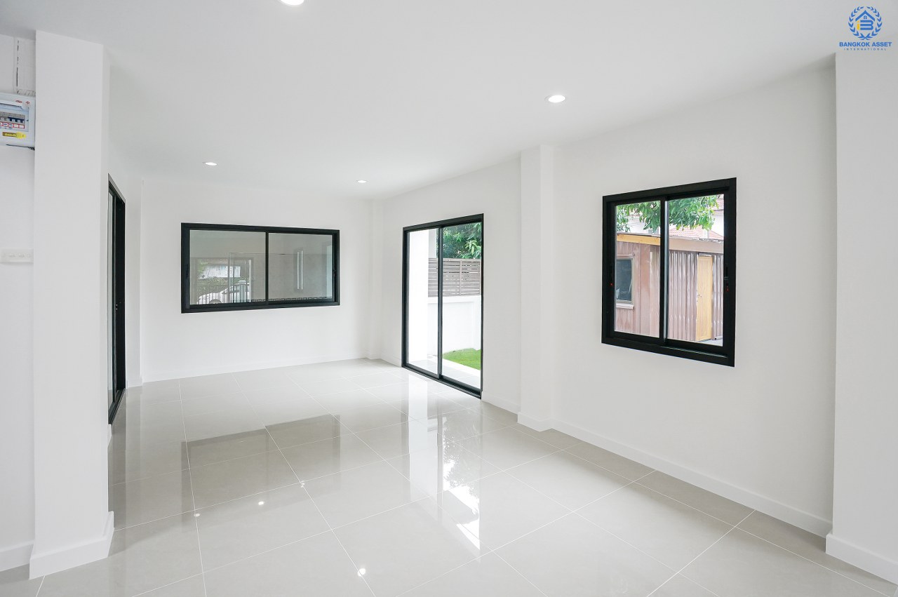 บ้านมือสอง  ตกแต่งใหม่ ห้องมุม! ถนนเมน ม.ลภาวัน 9 ชัยพฤกษ์-ปากเกร็ด พบความสุขที่กว้างขึ้น บนเนื้อที่ 80.7 ตร.ว. ฟังก์ชั่น 3 ห้องนอน 2 ห้องน้ำ  กว้างกว่า ใหญ่กว่า มีพื้นที่เหลือ! บนทำเลศักยภาพ เข้า-ออกได้ 2 เส้นทาง เพียง 500 ม. ถึงถนนชัยพฤกษ์  เพียง 10 นาทีถึงเซ็นทรัลแจ้งวัฒนะ