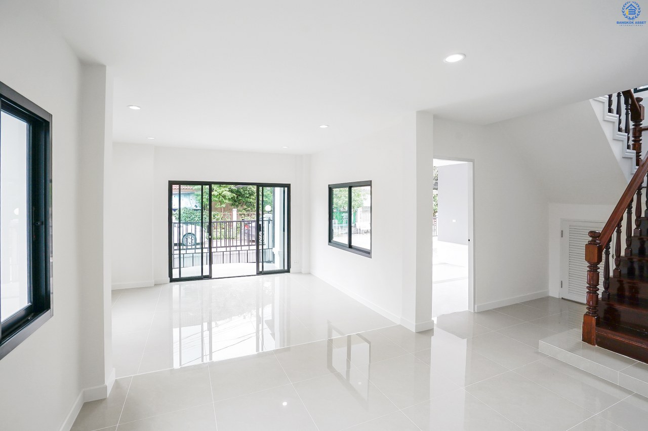 บ้านมือสอง  ตกแต่งใหม่ ห้องมุม! ถนนเมน ม.ลภาวัน 9 ชัยพฤกษ์-ปากเกร็ด พบความสุขที่กว้างขึ้น บนเนื้อที่ 80.7 ตร.ว. ฟังก์ชั่น 3 ห้องนอน 2 ห้องน้ำ  กว้างกว่า ใหญ่กว่า มีพื้นที่เหลือ! บนทำเลศักยภาพ เข้า-ออกได้ 2 เส้นทาง เพียง 500 ม. ถึงถนนชัยพฤกษ์  เพียง 10 นาทีถึงเซ็นทรัลแจ้งวัฒนะ