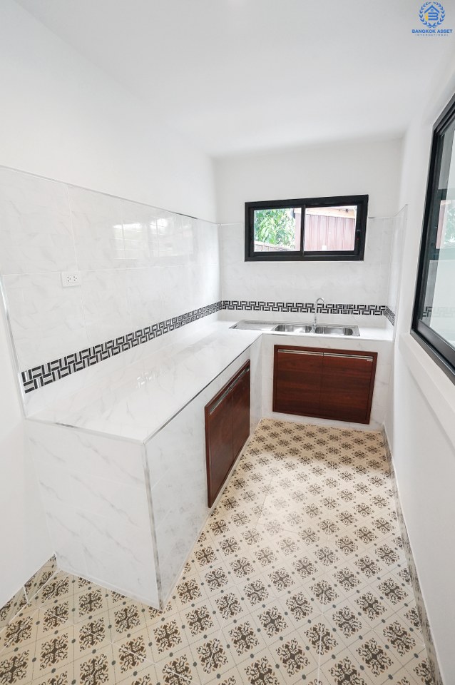 บ้านมือสอง  ตกแต่งใหม่ ห้องมุม! ถนนเมน ม.ลภาวัน 9 ชัยพฤกษ์-ปากเกร็ด พบความสุขที่กว้างขึ้น บนเนื้อที่ 80.7 ตร.ว. ฟังก์ชั่น 3 ห้องนอน 2 ห้องน้ำ  กว้างกว่า ใหญ่กว่า มีพื้นที่เหลือ! บนทำเลศักยภาพ เข้า-ออกได้ 2 เส้นทาง เพียง 500 ม. ถึงถนนชัยพฤกษ์  เพียง 10 นาทีถึงเซ็นทรัลแจ้งวัฒนะ