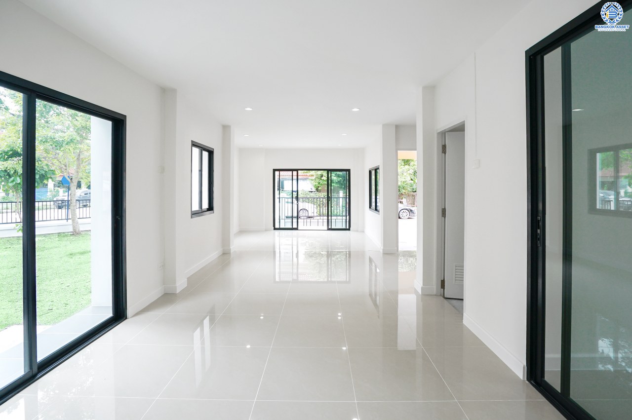 บ้านมือสอง  ตกแต่งใหม่ ห้องมุม! ถนนเมน ม.ลภาวัน 9 ชัยพฤกษ์-ปากเกร็ด พบความสุขที่กว้างขึ้น บนเนื้อที่ 80.7 ตร.ว. ฟังก์ชั่น 3 ห้องนอน 2 ห้องน้ำ  กว้างกว่า ใหญ่กว่า มีพื้นที่เหลือ! บนทำเลศักยภาพ เข้า-ออกได้ 2 เส้นทาง เพียง 500 ม. ถึงถนนชัยพฤกษ์  เพียง 10 นาทีถึงเซ็นทรัลแจ้งวัฒนะ