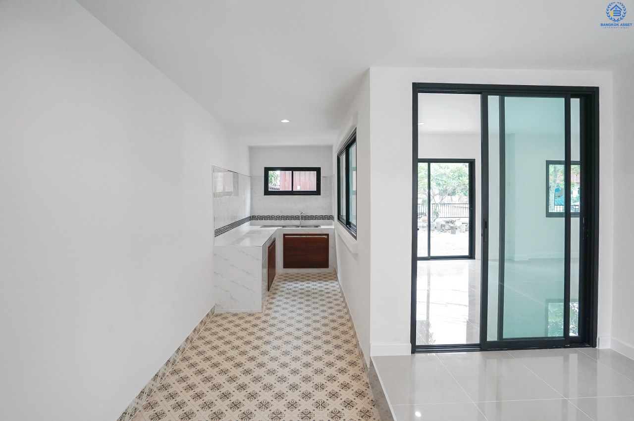 บ้านมือสอง  ตกแต่งใหม่ ห้องมุม! ถนนเมน ม.ลภาวัน 9 ชัยพฤกษ์-ปากเกร็ด พบความสุขที่กว้างขึ้น บนเนื้อที่ 80.7 ตร.ว. ฟังก์ชั่น 3 ห้องนอน 2 ห้องน้ำ  กว้างกว่า ใหญ่กว่า มีพื้นที่เหลือ! บนทำเลศักยภาพ เข้า-ออกได้ 2 เส้นทาง เพียง 500 ม. ถึงถนนชัยพฤกษ์  เพียง 10 นาทีถึงเซ็นทรัลแจ้งวัฒนะ