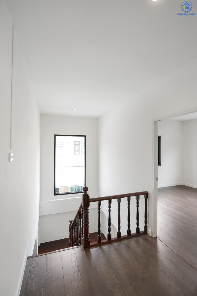 บ้านมือสอง  ตกแต่งใหม่ ห้องมุม! ถนนเมน ม.ลภาวัน 9 ชัยพฤกษ์-ปากเกร็ด พบความสุขที่กว้างขึ้น บนเนื้อที่ 80.7 ตร.ว. ฟังก์ชั่น 3 ห้องนอน 2 ห้องน้ำ  กว้างกว่า ใหญ่กว่า มีพื้นที่เหลือ! บนทำเลศักยภาพ เข้า-ออกได้ 2 เส้นทาง เพียง 500 ม. ถึงถนนชัยพฤกษ์  เพียง 10 นาทีถึงเซ็นทรัลแจ้งวัฒนะ