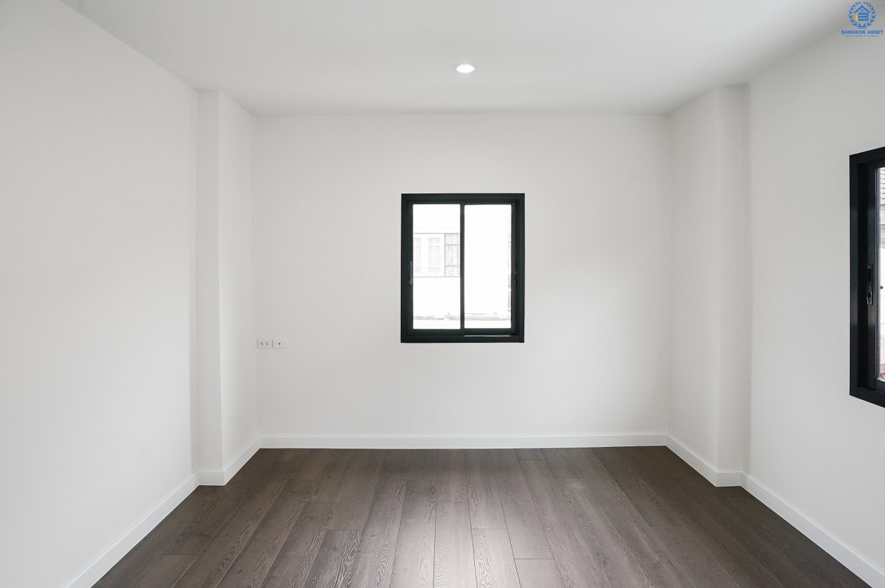 บ้านมือสอง  ตกแต่งใหม่ ห้องมุม! ถนนเมน ม.ลภาวัน 9 ชัยพฤกษ์-ปากเกร็ด พบความสุขที่กว้างขึ้น บนเนื้อที่ 80.7 ตร.ว. ฟังก์ชั่น 3 ห้องนอน 2 ห้องน้ำ  กว้างกว่า ใหญ่กว่า มีพื้นที่เหลือ! บนทำเลศักยภาพ เข้า-ออกได้ 2 เส้นทาง เพียง 500 ม. ถึงถนนชัยพฤกษ์  เพียง 10 นาทีถึงเซ็นทรัลแจ้งวัฒนะ