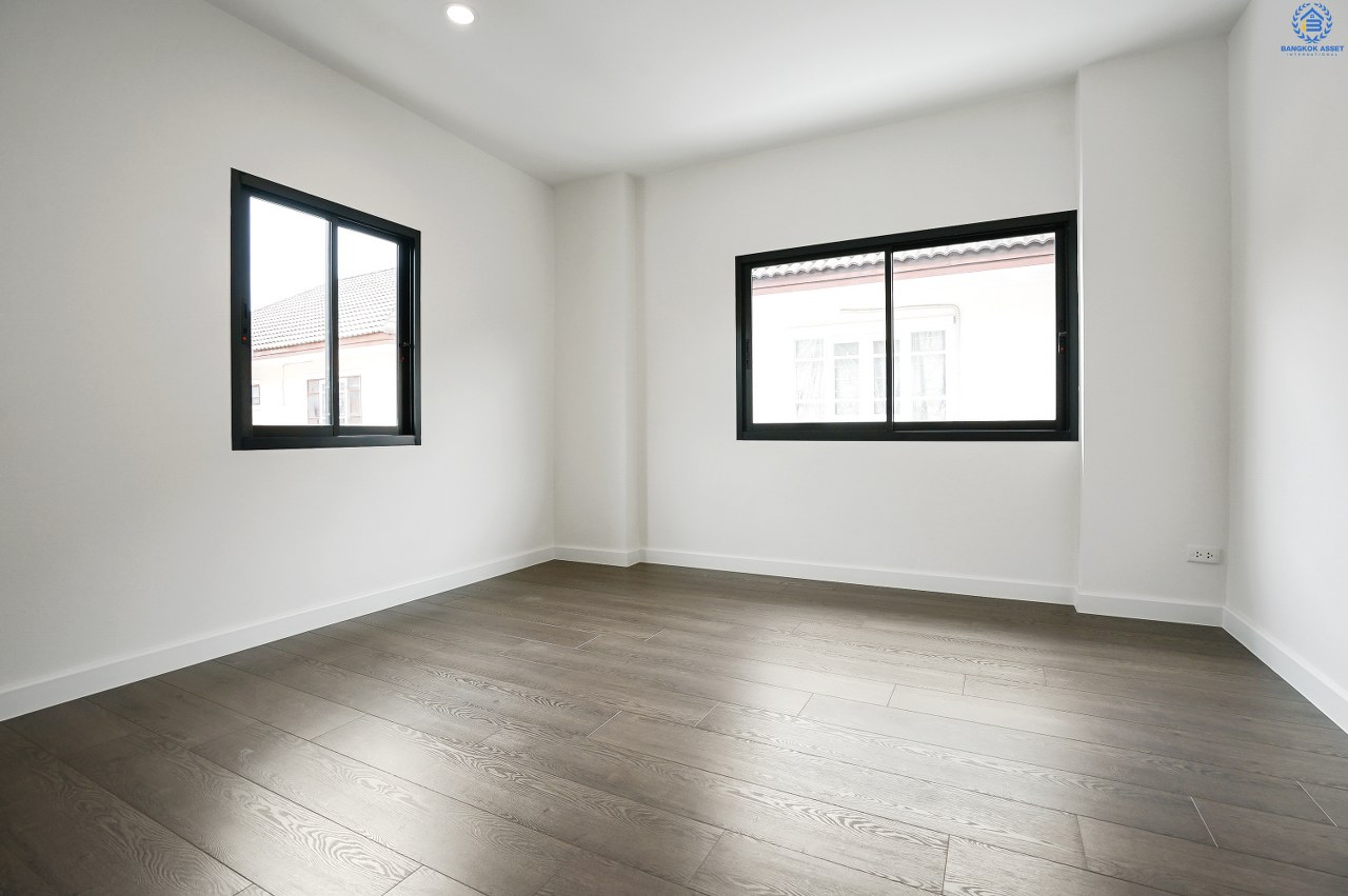 บ้านมือสอง  ตกแต่งใหม่ ห้องมุม! ถนนเมน ม.ลภาวัน 9 ชัยพฤกษ์-ปากเกร็ด พบความสุขที่กว้างขึ้น บนเนื้อที่ 80.7 ตร.ว. ฟังก์ชั่น 3 ห้องนอน 2 ห้องน้ำ  กว้างกว่า ใหญ่กว่า มีพื้นที่เหลือ! บนทำเลศักยภาพ เข้า-ออกได้ 2 เส้นทาง เพียง 500 ม. ถึงถนนชัยพฤกษ์  เพียง 10 นาทีถึงเซ็นทรัลแจ้งวัฒนะ