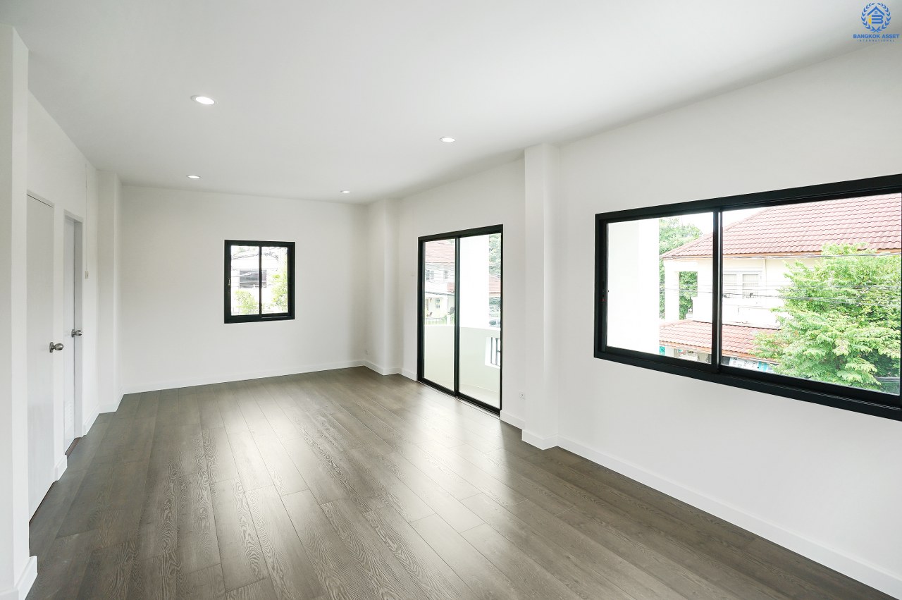 บ้านมือสอง  ตกแต่งใหม่ ห้องมุม! ถนนเมน ม.ลภาวัน 9 ชัยพฤกษ์-ปากเกร็ด พบความสุขที่กว้างขึ้น บนเนื้อที่ 80.7 ตร.ว. ฟังก์ชั่น 3 ห้องนอน 2 ห้องน้ำ  กว้างกว่า ใหญ่กว่า มีพื้นที่เหลือ! บนทำเลศักยภาพ เข้า-ออกได้ 2 เส้นทาง เพียง 500 ม. ถึงถนนชัยพฤกษ์  เพียง 10 นาทีถึงเซ็นทรัลแจ้งวัฒนะ