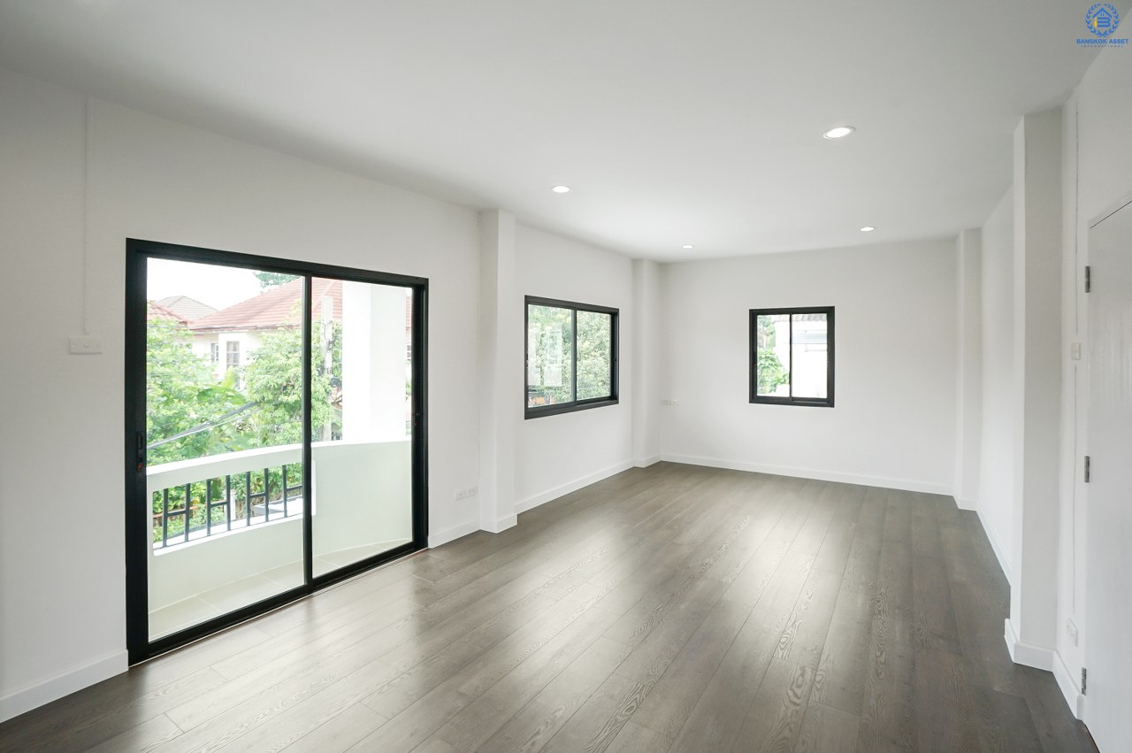 บ้านมือสอง  ตกแต่งใหม่ ห้องมุม! ถนนเมน ม.ลภาวัน 9 ชัยพฤกษ์-ปากเกร็ด พบความสุขที่กว้างขึ้น บนเนื้อที่ 80.7 ตร.ว. ฟังก์ชั่น 3 ห้องนอน 2 ห้องน้ำ  กว้างกว่า ใหญ่กว่า มีพื้นที่เหลือ! บนทำเลศักยภาพ เข้า-ออกได้ 2 เส้นทาง เพียง 500 ม. ถึงถนนชัยพฤกษ์  เพียง 10 นาทีถึงเซ็นทรัลแจ้งวัฒนะ