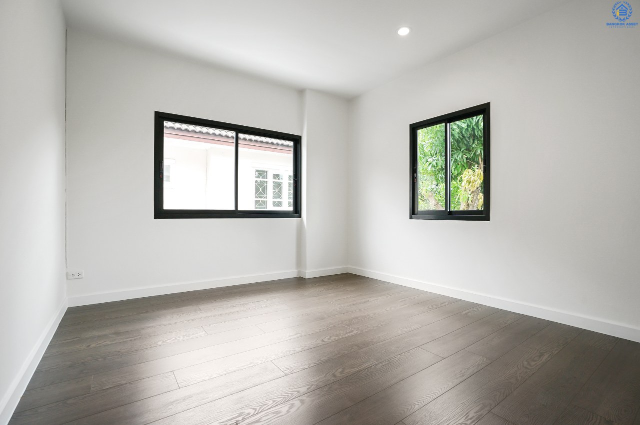 บ้านมือสอง  ตกแต่งใหม่ ห้องมุม! ถนนเมน ม.ลภาวัน 9 ชัยพฤกษ์-ปากเกร็ด พบความสุขที่กว้างขึ้น บนเนื้อที่ 80.7 ตร.ว. ฟังก์ชั่น 3 ห้องนอน 2 ห้องน้ำ  กว้างกว่า ใหญ่กว่า มีพื้นที่เหลือ! บนทำเลศักยภาพ เข้า-ออกได้ 2 เส้นทาง เพียง 500 ม. ถึงถนนชัยพฤกษ์  เพียง 10 นาทีถึงเซ็นทรัลแจ้งวัฒนะ