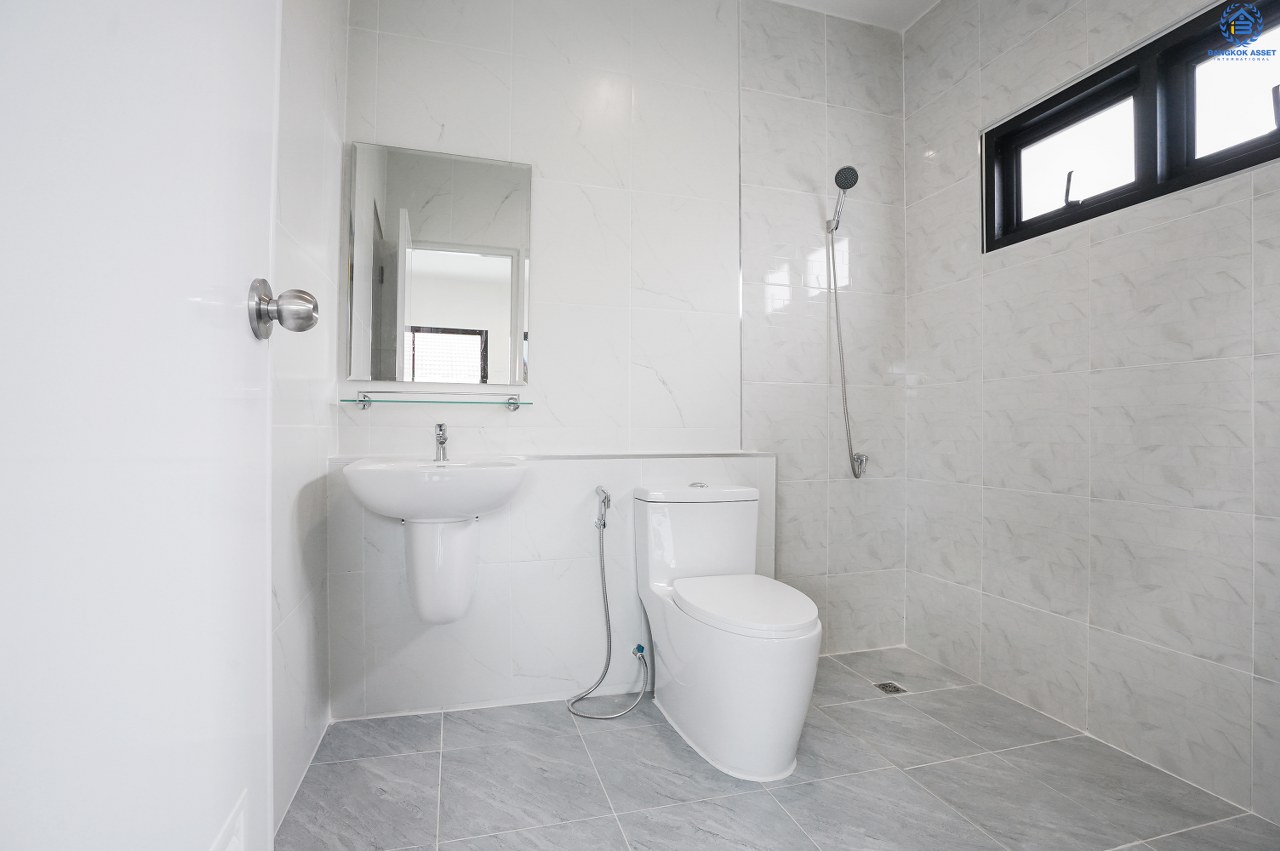 บ้านมือสอง  ตกแต่งใหม่ ห้องมุม! ถนนเมน ม.ลภาวัน 9 ชัยพฤกษ์-ปากเกร็ด พบความสุขที่กว้างขึ้น บนเนื้อที่ 80.7 ตร.ว. ฟังก์ชั่น 3 ห้องนอน 2 ห้องน้ำ  กว้างกว่า ใหญ่กว่า มีพื้นที่เหลือ! บนทำเลศักยภาพ เข้า-ออกได้ 2 เส้นทาง เพียง 500 ม. ถึงถนนชัยพฤกษ์  เพียง 10 นาทีถึงเซ็นทรัลแจ้งวัฒนะ