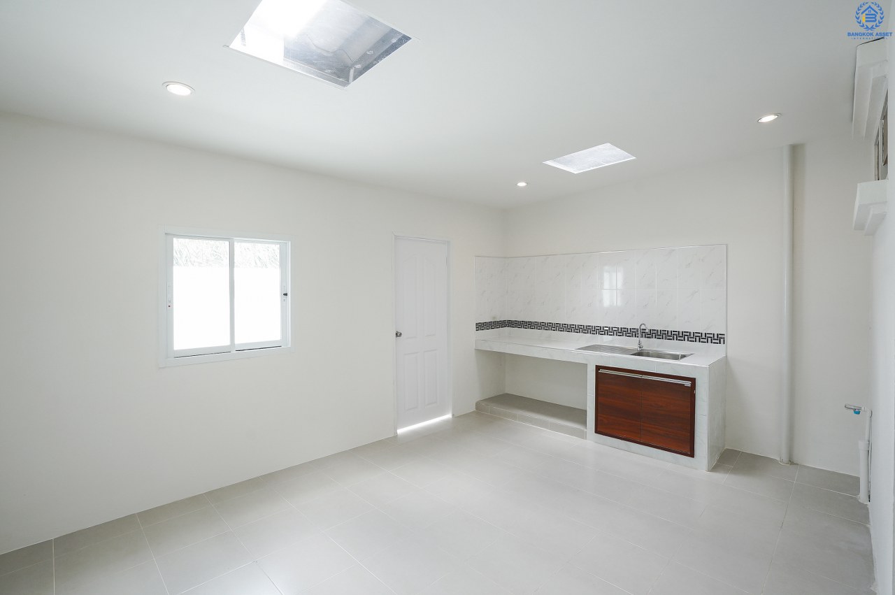 บ้านมือสองตกแต่งใหม่ ม.ลานทอง ติวานนท์-แจ้งวัฒนะ เนื้อที่ 22 ตร.ว. ฟังก์ชั่น 3 นอน 3 น้ำ มีครัวเคาน์เตอร์ ห้องพระ และพื้นที่จอดรถในร่ม สะดวกทุกการเดินทาง  หน้าโครงการติด ถ.ติวานนท์ ใกล้เซ็นทรัลฯ และทางด่วน "แจ้งวัฒนะ" เพียง 3 นาทีถึง "ห้าแยกปากเกร็ด"