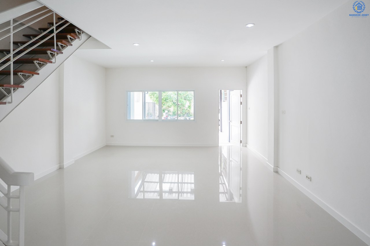 บ้านมือสองตกแต่งใหม่ ม.ลานทอง ติวานนท์-แจ้งวัฒนะ เนื้อที่ 22 ตร.ว. ฟังก์ชั่น 3 นอน 3 น้ำ มีครัวเคาน์เตอร์ ห้องพระ และพื้นที่จอดรถในร่ม สะดวกทุกการเดินทาง  หน้าโครงการติด ถ.ติวานนท์ ใกล้เซ็นทรัลฯ และทางด่วน "แจ้งวัฒนะ" เพียง 3 นาทีถึง "ห้าแยกปากเกร็ด"