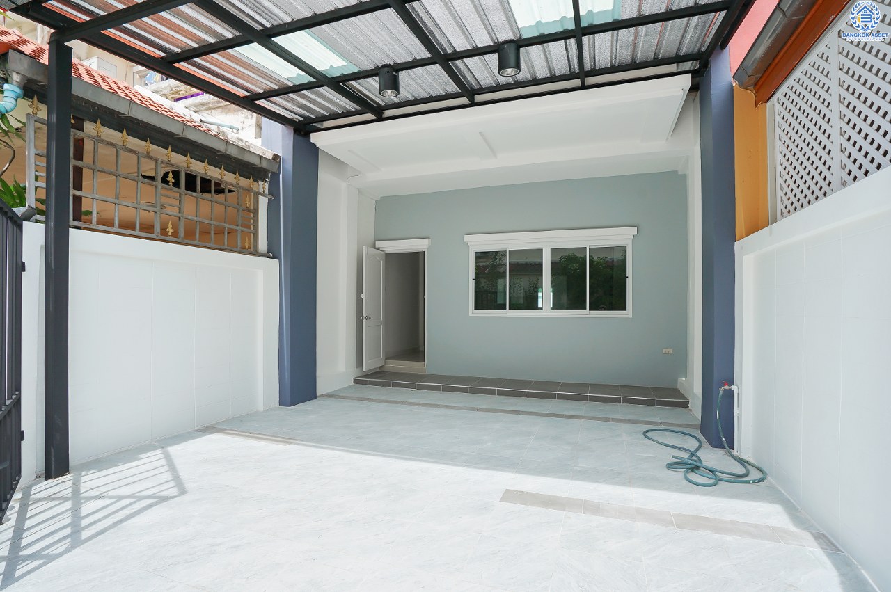 บ้านมือสองตกแต่งใหม่ ม.ลานทอง ติวานนท์-แจ้งวัฒนะ เนื้อที่ 22 ตร.ว. ฟังก์ชั่น 3 นอน 3 น้ำ มีครัวเคาน์เตอร์ ห้องพระ และพื้นที่จอดรถในร่ม สะดวกทุกการเดินทาง  หน้าโครงการติด ถ.ติวานนท์ ใกล้เซ็นทรัลฯ และทางด่วน "แจ้งวัฒนะ" เพียง 3 นาทีถึง "ห้าแยกปากเกร็ด"