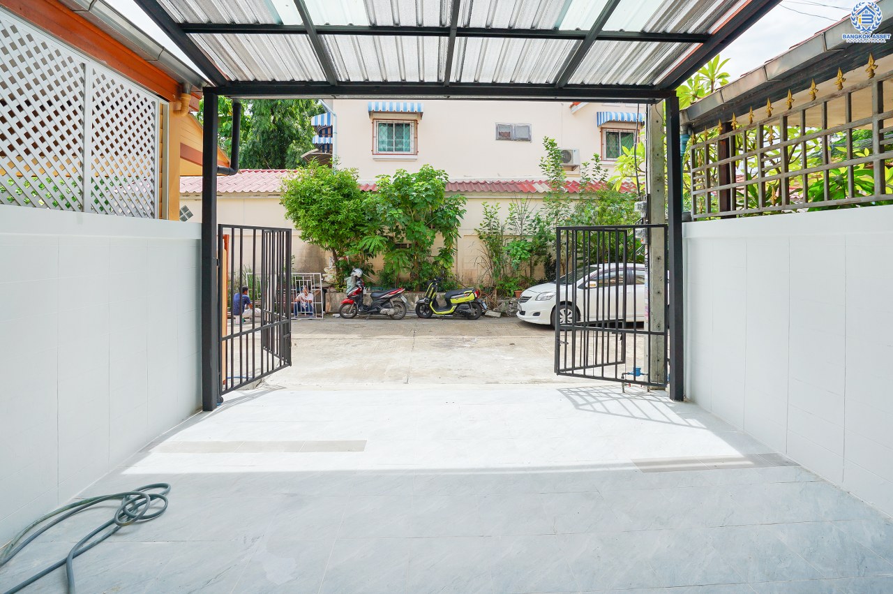 บ้านมือสองตกแต่งใหม่ ม.ลานทอง ติวานนท์-แจ้งวัฒนะ เนื้อที่ 22 ตร.ว. ฟังก์ชั่น 3 นอน 3 น้ำ มีครัวเคาน์เตอร์ ห้องพระ และพื้นที่จอดรถในร่ม สะดวกทุกการเดินทาง  หน้าโครงการติด ถ.ติวานนท์ ใกล้เซ็นทรัลฯ และทางด่วน "แจ้งวัฒนะ" เพียง 3 นาทีถึง "ห้าแยกปากเกร็ด"