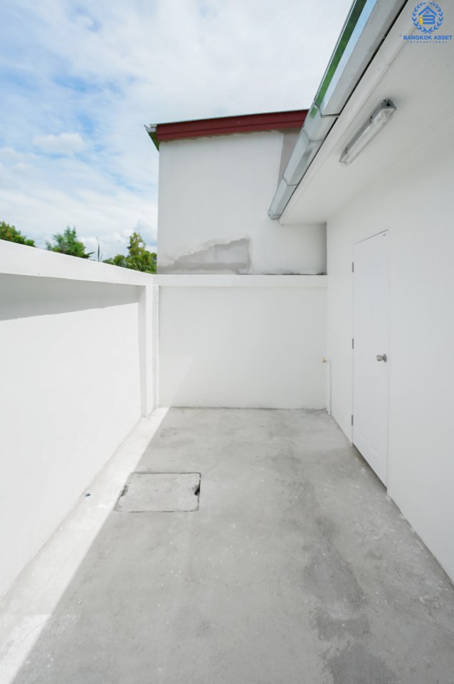 บ้านมือสองตกแต่งใหม่ ม.ลานทอง ติวานนท์-แจ้งวัฒนะ เนื้อที่ 22 ตร.ว. ฟังก์ชั่น 3 นอน 3 น้ำ มีครัวเคาน์เตอร์ ห้องพระ และพื้นที่จอดรถในร่ม สะดวกทุกการเดินทาง  หน้าโครงการติด ถ.ติวานนท์ ใกล้เซ็นทรัลฯ และทางด่วน "แจ้งวัฒนะ" เพียง 3 นาทีถึง "ห้าแยกปากเกร็ด"