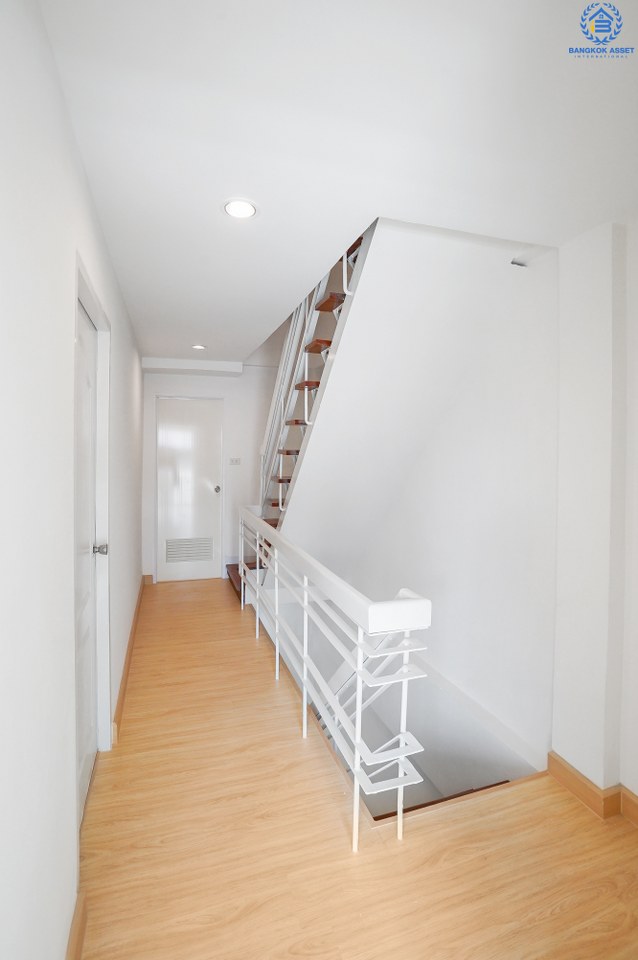 บ้านมือสองตกแต่งใหม่ ม.ลานทอง ติวานนท์-แจ้งวัฒนะ เนื้อที่ 22 ตร.ว. ฟังก์ชั่น 3 นอน 3 น้ำ มีครัวเคาน์เตอร์ ห้องพระ และพื้นที่จอดรถในร่ม สะดวกทุกการเดินทาง  หน้าโครงการติด ถ.ติวานนท์ ใกล้เซ็นทรัลฯ และทางด่วน "แจ้งวัฒนะ" เพียง 3 นาทีถึง "ห้าแยกปากเกร็ด"