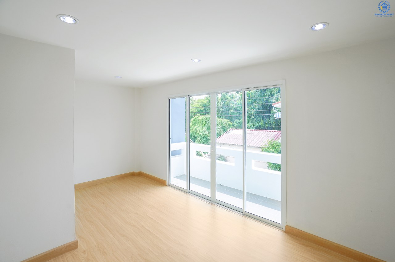 บ้านมือสองตกแต่งใหม่ ม.ลานทอง ติวานนท์-แจ้งวัฒนะ เนื้อที่ 22 ตร.ว. ฟังก์ชั่น 3 นอน 3 น้ำ มีครัวเคาน์เตอร์ ห้องพระ และพื้นที่จอดรถในร่ม สะดวกทุกการเดินทาง  หน้าโครงการติด ถ.ติวานนท์ ใกล้เซ็นทรัลฯ และทางด่วน "แจ้งวัฒนะ" เพียง 3 นาทีถึง "ห้าแยกปากเกร็ด"