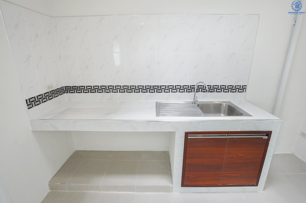 บ้านมือสองตกแต่งใหม่ ม.ลานทอง ติวานนท์-แจ้งวัฒนะ เนื้อที่ 22 ตร.ว. ฟังก์ชั่น 3 นอน 3 น้ำ มีครัวเคาน์เตอร์ ห้องพระ และพื้นที่จอดรถในร่ม สะดวกทุกการเดินทาง  หน้าโครงการติด ถ.ติวานนท์ ใกล้เซ็นทรัลฯ และทางด่วน "แจ้งวัฒนะ" เพียง 3 นาทีถึง "ห้าแยกปากเกร็ด"