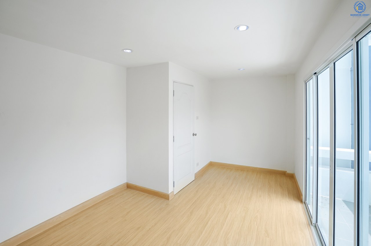 บ้านมือสองตกแต่งใหม่ ม.ลานทอง ติวานนท์-แจ้งวัฒนะ เนื้อที่ 22 ตร.ว. ฟังก์ชั่น 3 นอน 3 น้ำ มีครัวเคาน์เตอร์ ห้องพระ และพื้นที่จอดรถในร่ม สะดวกทุกการเดินทาง  หน้าโครงการติด ถ.ติวานนท์ ใกล้เซ็นทรัลฯ และทางด่วน "แจ้งวัฒนะ" เพียง 3 นาทีถึง "ห้าแยกปากเกร็ด"