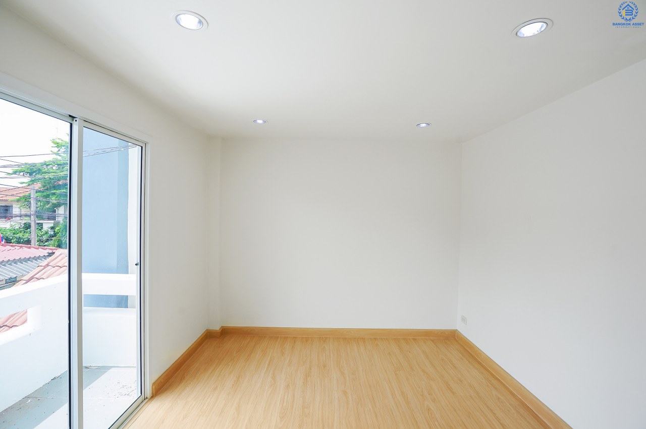 บ้านมือสองตกแต่งใหม่ ม.ลานทอง ติวานนท์-แจ้งวัฒนะ เนื้อที่ 22 ตร.ว. ฟังก์ชั่น 3 นอน 3 น้ำ มีครัวเคาน์เตอร์ ห้องพระ และพื้นที่จอดรถในร่ม สะดวกทุกการเดินทาง  หน้าโครงการติด ถ.ติวานนท์ ใกล้เซ็นทรัลฯ และทางด่วน "แจ้งวัฒนะ" เพียง 3 นาทีถึง "ห้าแยกปากเกร็ด"