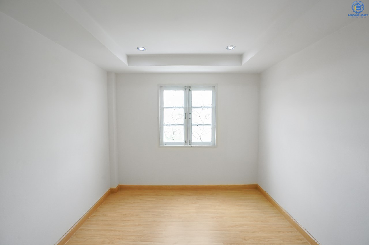 บ้านมือสองตกแต่งใหม่ ม.ลานทอง ติวานนท์-แจ้งวัฒนะ เนื้อที่ 22 ตร.ว. ฟังก์ชั่น 3 นอน 3 น้ำ มีครัวเคาน์เตอร์ ห้องพระ และพื้นที่จอดรถในร่ม สะดวกทุกการเดินทาง  หน้าโครงการติด ถ.ติวานนท์ ใกล้เซ็นทรัลฯ และทางด่วน "แจ้งวัฒนะ" เพียง 3 นาทีถึง "ห้าแยกปากเกร็ด"