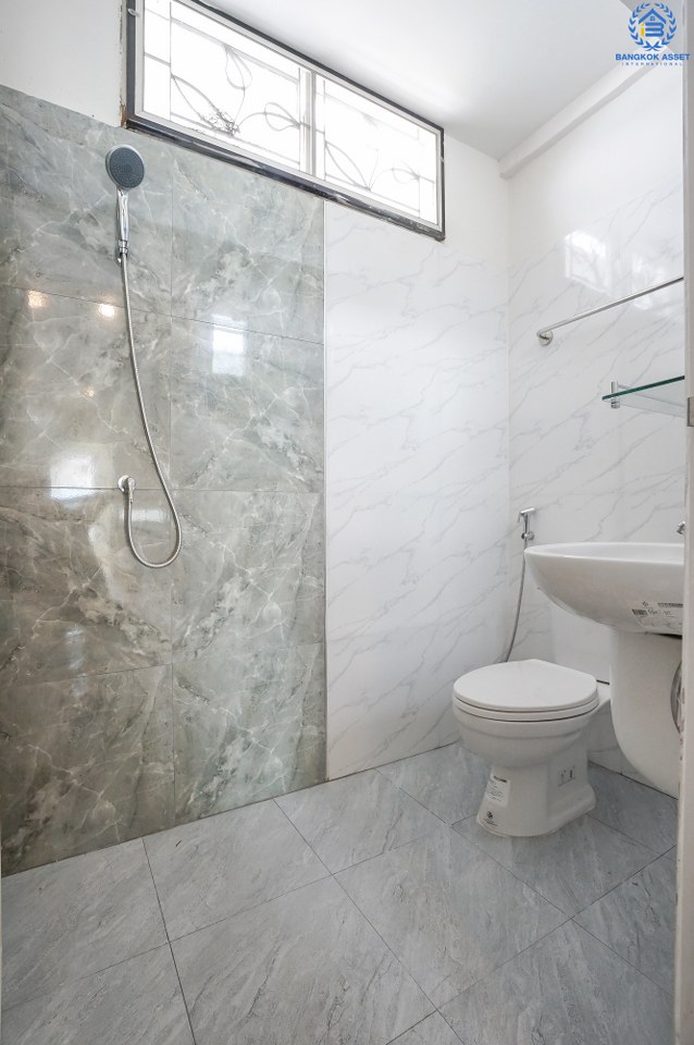 บ้านมือสองตกแต่งใหม่ ม.ลานทอง ติวานนท์-แจ้งวัฒนะ เนื้อที่ 22 ตร.ว. ฟังก์ชั่น 3 นอน 3 น้ำ มีครัวเคาน์เตอร์ ห้องพระ และพื้นที่จอดรถในร่ม สะดวกทุกการเดินทาง  หน้าโครงการติด ถ.ติวานนท์ ใกล้เซ็นทรัลฯ และทางด่วน "แจ้งวัฒนะ" เพียง 3 นาทีถึง "ห้าแยกปากเกร็ด"