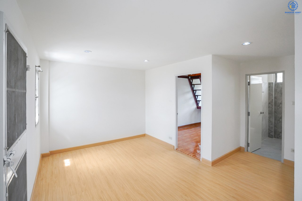 บ้านมือสองตกแต่งใหม่ ม.ลานทอง ติวานนท์-แจ้งวัฒนะ เนื้อที่ 22 ตร.ว. ฟังก์ชั่น 3 นอน 3 น้ำ มีครัวเคาน์เตอร์ ห้องพระ และพื้นที่จอดรถในร่ม สะดวกทุกการเดินทาง  หน้าโครงการติด ถ.ติวานนท์ ใกล้เซ็นทรัลฯ และทางด่วน "แจ้งวัฒนะ" เพียง 3 นาทีถึง "ห้าแยกปากเกร็ด"