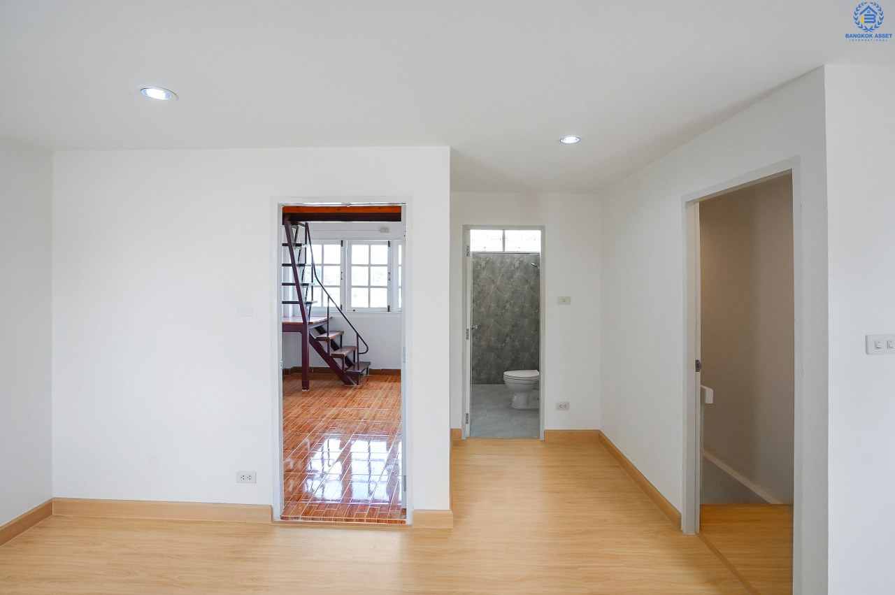 บ้านมือสองตกแต่งใหม่ ม.ลานทอง ติวานนท์-แจ้งวัฒนะ เนื้อที่ 22 ตร.ว. ฟังก์ชั่น 3 นอน 3 น้ำ มีครัวเคาน์เตอร์ ห้องพระ และพื้นที่จอดรถในร่ม สะดวกทุกการเดินทาง  หน้าโครงการติด ถ.ติวานนท์ ใกล้เซ็นทรัลฯ และทางด่วน "แจ้งวัฒนะ" เพียง 3 นาทีถึง "ห้าแยกปากเกร็ด"