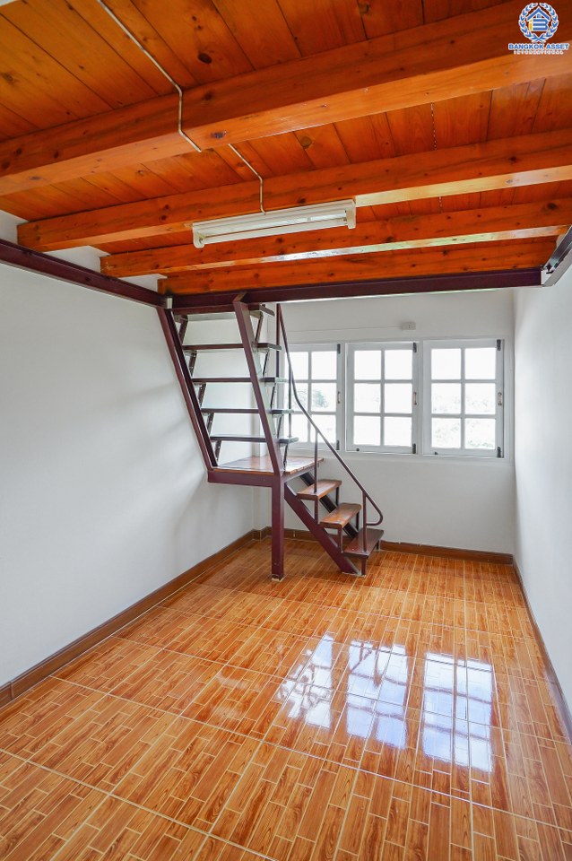 บ้านมือสองตกแต่งใหม่ ม.ลานทอง ติวานนท์-แจ้งวัฒนะ เนื้อที่ 22 ตร.ว. ฟังก์ชั่น 3 นอน 3 น้ำ มีครัวเคาน์เตอร์ ห้องพระ และพื้นที่จอดรถในร่ม สะดวกทุกการเดินทาง  หน้าโครงการติด ถ.ติวานนท์ ใกล้เซ็นทรัลฯ และทางด่วน "แจ้งวัฒนะ" เพียง 3 นาทีถึง "ห้าแยกปากเกร็ด"