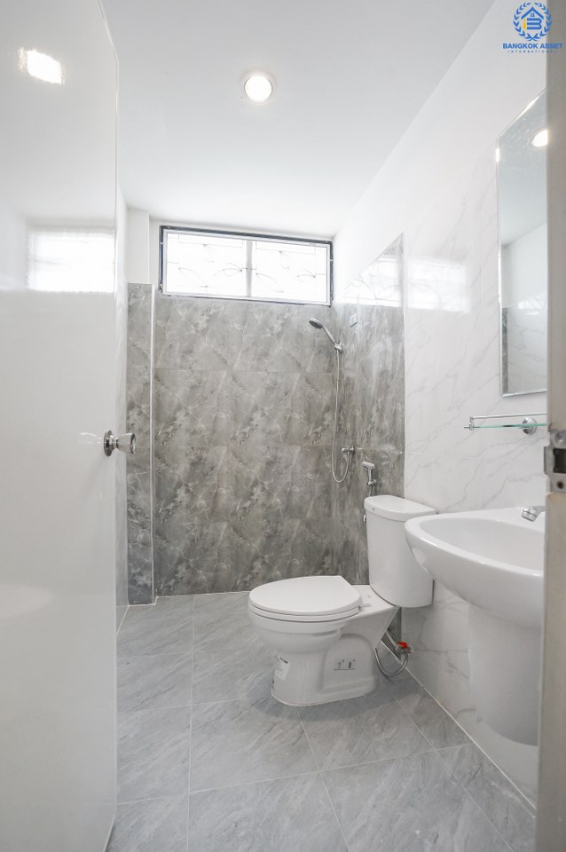 บ้านมือสองตกแต่งใหม่ ม.ลานทอง ติวานนท์-แจ้งวัฒนะ เนื้อที่ 22 ตร.ว. ฟังก์ชั่น 3 นอน 3 น้ำ มีครัวเคาน์เตอร์ ห้องพระ และพื้นที่จอดรถในร่ม สะดวกทุกการเดินทาง  หน้าโครงการติด ถ.ติวานนท์ ใกล้เซ็นทรัลฯ และทางด่วน "แจ้งวัฒนะ" เพียง 3 นาทีถึง "ห้าแยกปากเกร็ด"