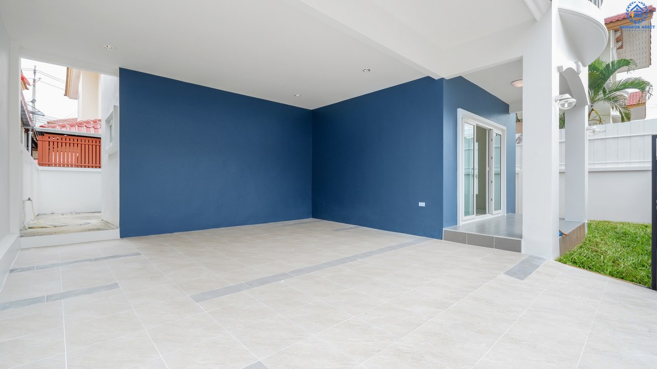 บ้านมือสองตกแต่งใหม่ ม.รุ่งอรุณเพลส วงแหวน-ปิ่นเกล้า ซ.วัดส้มเกลี้ยง (หน้ากว้าง 8 เมตร) เชื่อมต่อทุกการเดินทาง เพียง 10 นาที! ถึงถนนกาญจนาภิเษก สุดคุ้ม! ตกแต่งใหม่ หลังใหญ่ 3 ห้องนอน 3 ห้องน้ำ พื้นที่กว้าง ครบทุกฟังก์ชั่นในหลังเดียว แต่ราคาเบาเบา...ใกล้จุดขึ้นทางด่วน "ศรีรัช"