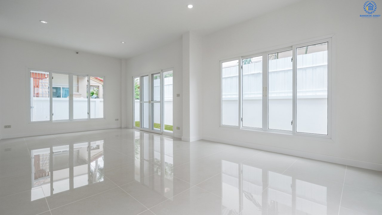 บ้านมือสองตกแต่งใหม่ ม.รุ่งอรุณเพลส วงแหวน-ปิ่นเกล้า ซ.วัดส้มเกลี้ยง (หน้ากว้าง 8 เมตร) เชื่อมต่อทุกการเดินทาง เพียง 10 นาที! ถึงถนนกาญจนาภิเษก สุดคุ้ม! ตกแต่งใหม่ หลังใหญ่ 3 ห้องนอน 3 ห้องน้ำ พื้นที่กว้าง ครบทุกฟังก์ชั่นในหลังเดียว แต่ราคาเบาเบา...ใกล้จุดขึ้นทางด่วน "ศรีรัช"