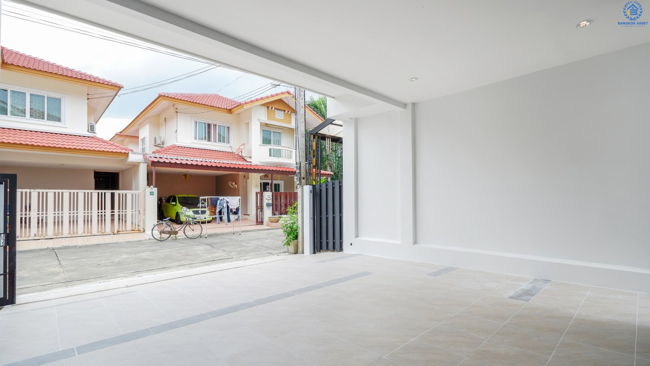 บ้านมือสองตกแต่งใหม่ ม.รุ่งอรุณเพลส วงแหวน-ปิ่นเกล้า ซ.วัดส้มเกลี้ยง (หน้ากว้าง 8 เมตร) เชื่อมต่อทุกการเดินทาง เพียง 10 นาที! ถึงถนนกาญจนาภิเษก สุดคุ้ม! ตกแต่งใหม่ หลังใหญ่ 3 ห้องนอน 3 ห้องน้ำ พื้นที่กว้าง ครบทุกฟังก์ชั่นในหลังเดียว แต่ราคาเบาเบา...ใกล้จุดขึ้นทางด่วน "ศรีรัช"