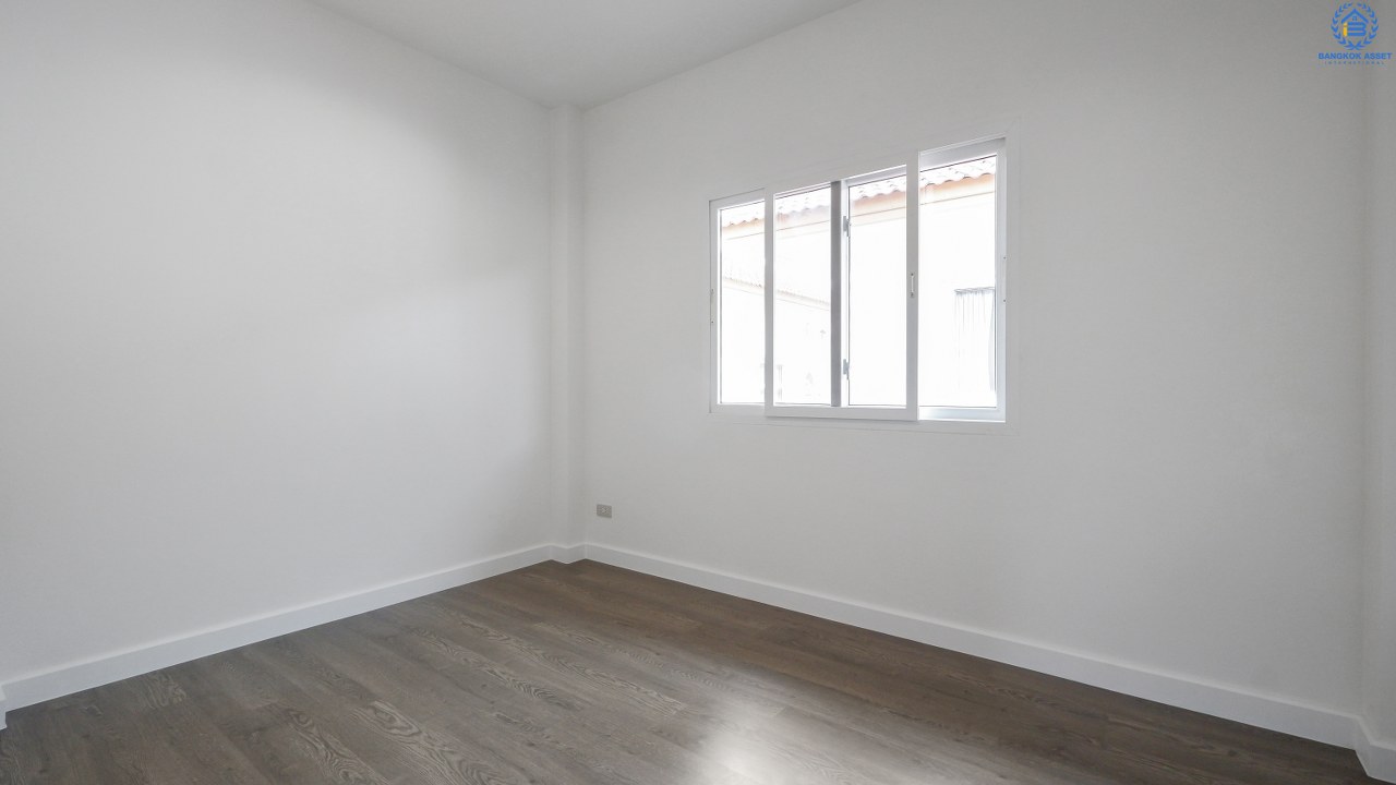 บ้านมือสองตกแต่งใหม่ ม.รุ่งอรุณเพลส วงแหวน-ปิ่นเกล้า ซ.วัดส้มเกลี้ยง (หน้ากว้าง 8 เมตร) เชื่อมต่อทุกการเดินทาง เพียง 10 นาที! ถึงถนนกาญจนาภิเษก สุดคุ้ม! ตกแต่งใหม่ หลังใหญ่ 3 ห้องนอน 3 ห้องน้ำ พื้นที่กว้าง ครบทุกฟังก์ชั่นในหลังเดียว แต่ราคาเบาเบา...ใกล้จุดขึ้นทางด่วน "ศรีรัช"