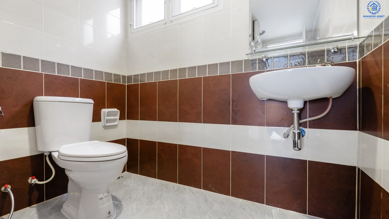 บ้านมือสองตกแต่งใหม่ ม.รุ่งอรุณเพลส วงแหวน-ปิ่นเกล้า ซ.วัดส้มเกลี้ยง (หน้ากว้าง 8 เมตร) เชื่อมต่อทุกการเดินทาง เพียง 10 นาที! ถึงถนนกาญจนาภิเษก สุดคุ้ม! ตกแต่งใหม่ หลังใหญ่ 3 ห้องนอน 3 ห้องน้ำ พื้นที่กว้าง ครบทุกฟังก์ชั่นในหลังเดียว แต่ราคาเบาเบา...ใกล้จุดขึ้นทางด่วน "ศรีรัช"