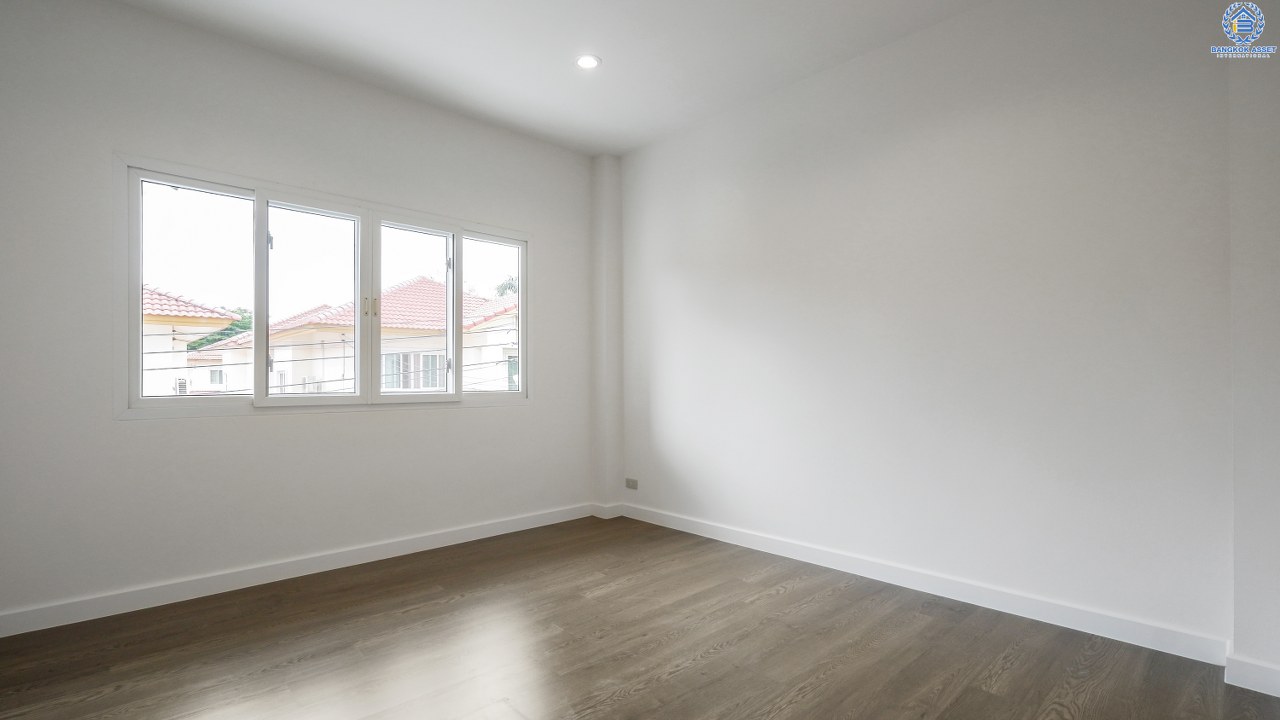 บ้านมือสองตกแต่งใหม่ ม.รุ่งอรุณเพลส วงแหวน-ปิ่นเกล้า ซ.วัดส้มเกลี้ยง (หน้ากว้าง 8 เมตร) เชื่อมต่อทุกการเดินทาง เพียง 10 นาที! ถึงถนนกาญจนาภิเษก สุดคุ้ม! ตกแต่งใหม่ หลังใหญ่ 3 ห้องนอน 3 ห้องน้ำ พื้นที่กว้าง ครบทุกฟังก์ชั่นในหลังเดียว แต่ราคาเบาเบา...ใกล้จุดขึ้นทางด่วน "ศรีรัช"