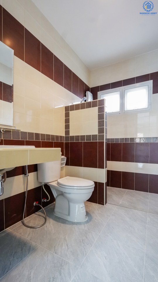 บ้านมือสองตกแต่งใหม่ ม.รุ่งอรุณเพลส วงแหวน-ปิ่นเกล้า ซ.วัดส้มเกลี้ยง (หน้ากว้าง 8 เมตร) เชื่อมต่อทุกการเดินทาง เพียง 10 นาที! ถึงถนนกาญจนาภิเษก สุดคุ้ม! ตกแต่งใหม่ หลังใหญ่ 3 ห้องนอน 3 ห้องน้ำ พื้นที่กว้าง ครบทุกฟังก์ชั่นในหลังเดียว แต่ราคาเบาเบา...ใกล้จุดขึ้นทางด่วน "ศรีรัช"