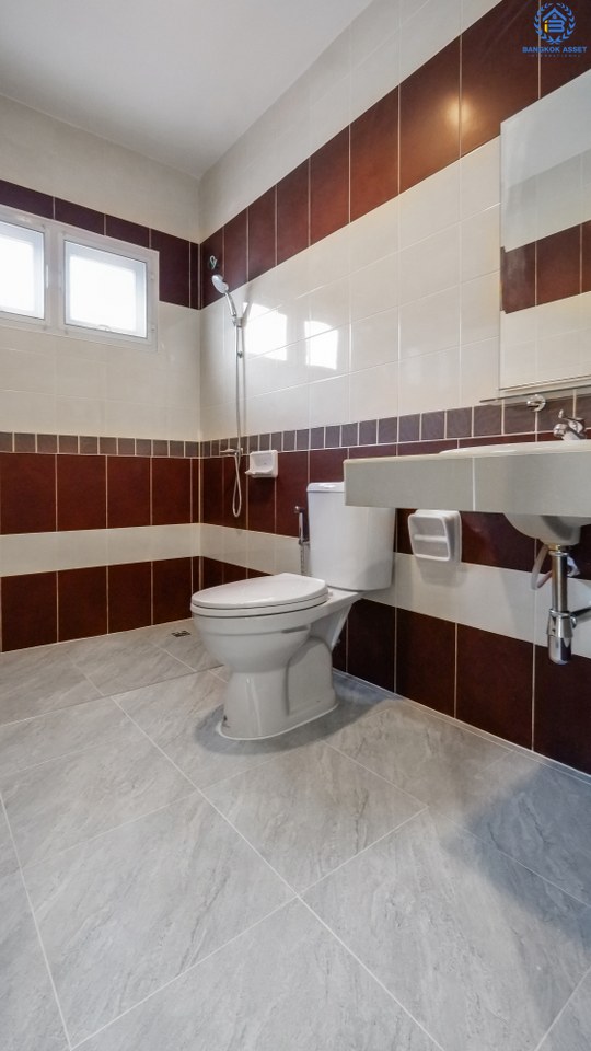 บ้านมือสองตกแต่งใหม่ ม.รุ่งอรุณเพลส วงแหวน-ปิ่นเกล้า ซ.วัดส้มเกลี้ยง (หน้ากว้าง 8 เมตร) เชื่อมต่อทุกการเดินทาง เพียง 10 นาที! ถึงถนนกาญจนาภิเษก สุดคุ้ม! ตกแต่งใหม่ หลังใหญ่ 3 ห้องนอน 3 ห้องน้ำ พื้นที่กว้าง ครบทุกฟังก์ชั่นในหลังเดียว แต่ราคาเบาเบา...ใกล้จุดขึ้นทางด่วน "ศรีรัช"