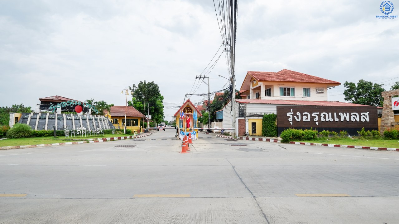 บ้านมือสองตกแต่งใหม่ ม.รุ่งอรุณเพลส วงแหวน-ปิ่นเกล้า ซ.วัดส้มเกลี้ยง (หน้ากว้าง 8 เมตร) เชื่อมต่อทุกการเดินทาง เพียง 10 นาที! ถึงถนนกาญจนาภิเษก สุดคุ้ม! ตกแต่งใหม่ หลังใหญ่ 3 ห้องนอน 3 ห้องน้ำ พื้นที่กว้าง ครบทุกฟังก์ชั่นในหลังเดียว แต่ราคาเบาเบา...ใกล้จุดขึ้นทางด่วน "ศรีรัช"