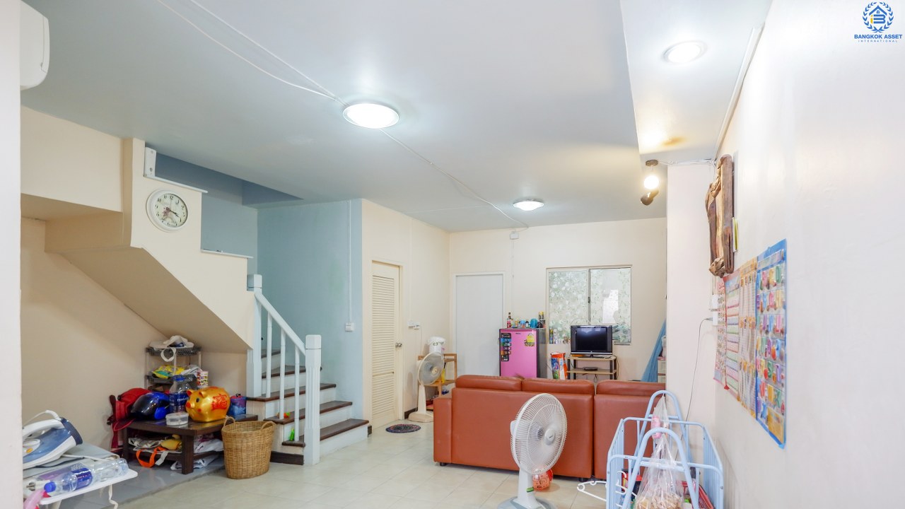 ทาวน์เฮ้าส์มือสองนนทบุรี ราคาไม่ถึง 2 ล้าน! ม.พฤกษา 39 บางใหญ่-เซ็นทรัลเวสต์เกต (ซ.แก้วอินทร์) บ้านสวย พร้อมอยู่ ฟังก์ชั่นครบครัน 3 ห้องนอน 2 ห้องน้ำ+แอร์ 2 เครื่อง บนทำเลสุดสะดวก เดินทางง่าย เพียง 10 นาที ถึงเซ็นทรัลเวสต์เกต ใกล้รถไฟฟ้าสถานี "ตลาดบางใหญ่" และจุดขึ้นทางด่วน "ศรีรัช"